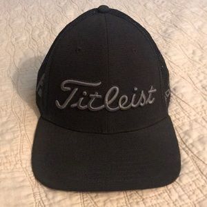 Adjustable Titleist golf hat black and grey